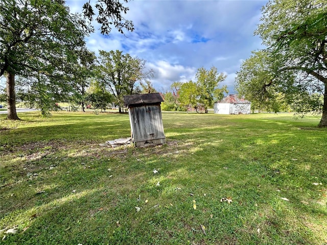 view of yard with a shed