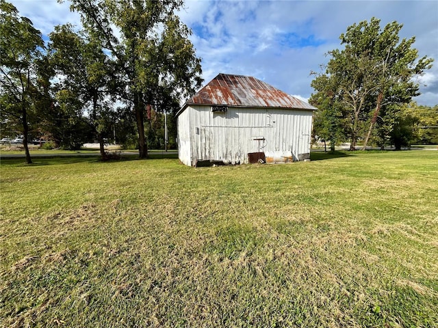 view of yard with an outdoor structure