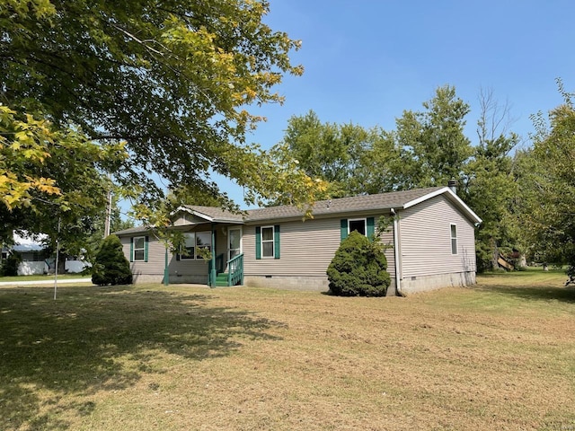 view of front facade featuring a front lawn