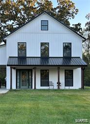 view of front of property with a front yard