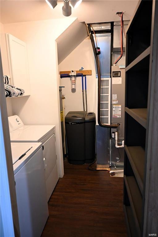 clothes washing area with washer and dryer, ceiling fan, and dark hardwood / wood-style flooring