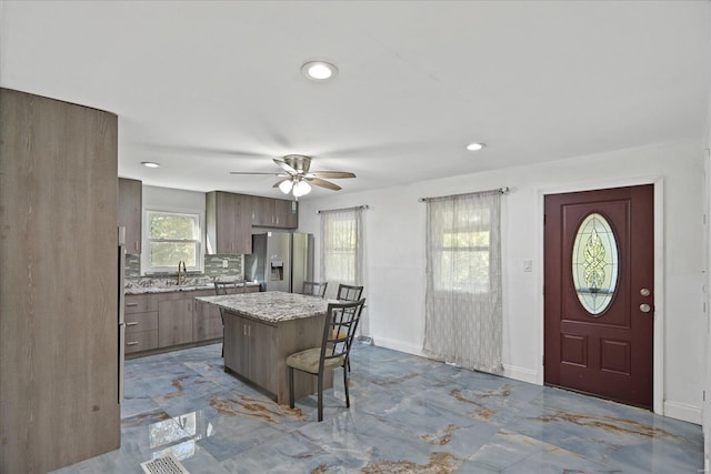 entryway with sink and ceiling fan