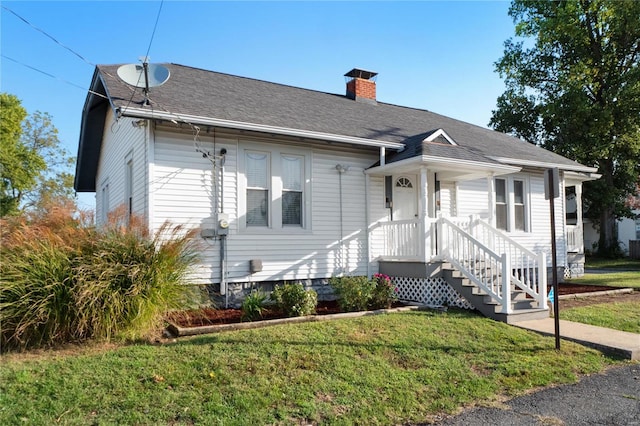 view of front of property featuring a front yard