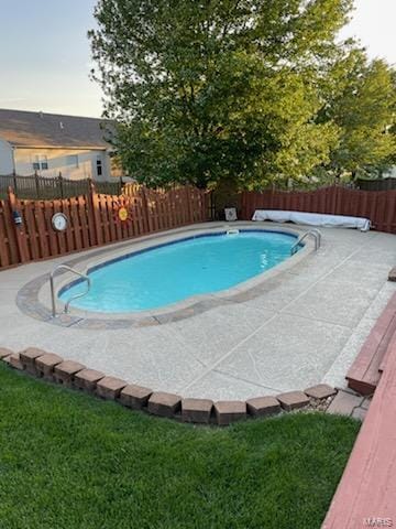 view of swimming pool featuring a yard