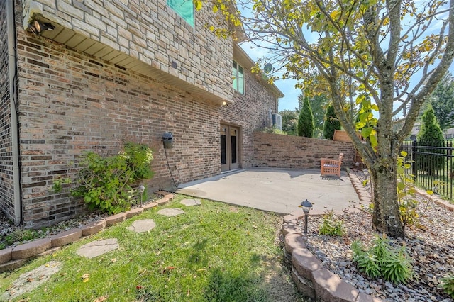 view of yard featuring a patio area