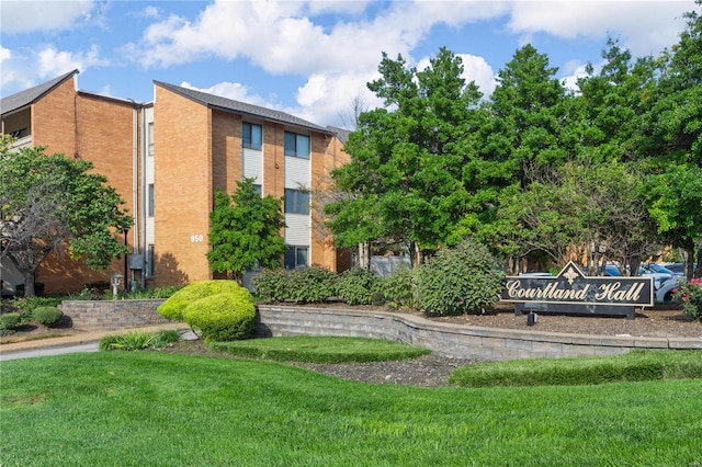 view of property's community featuring a yard