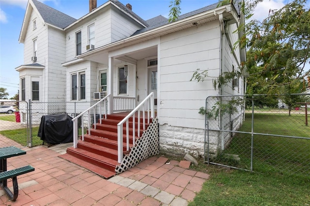 view of front of house with a front lawn