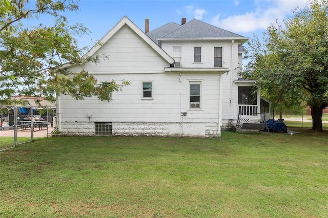 back of house featuring a lawn