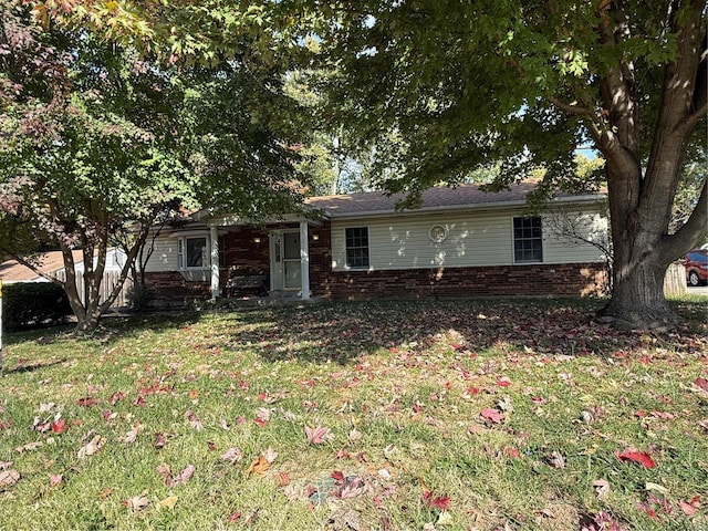 single story home with a front lawn