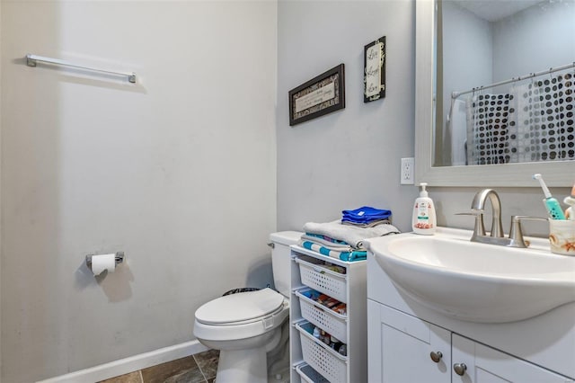 bathroom with curtained shower, vanity, and toilet