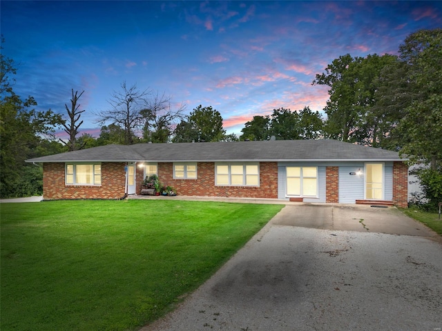 single story home featuring a lawn