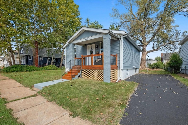 view of front facade with a porch and a front yard