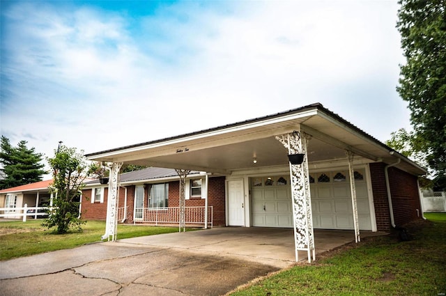 view of front of house featuring a carport and a front yard