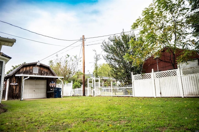 view of yard with an outdoor structure