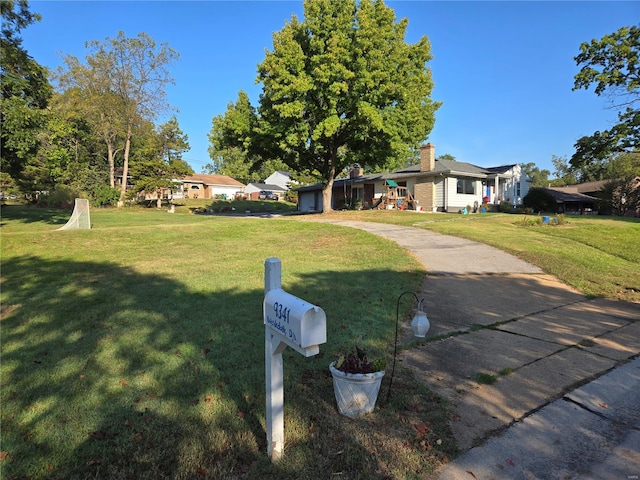 ranch-style house featuring a front lawn