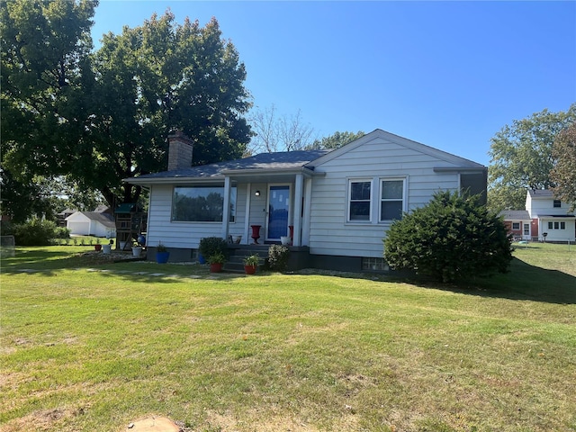 view of front of house featuring a front lawn