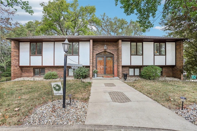 split foyer home featuring a front lawn