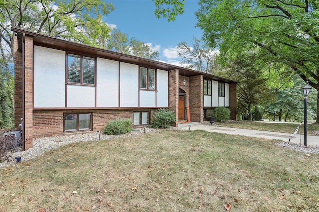 view of front of house featuring a front yard