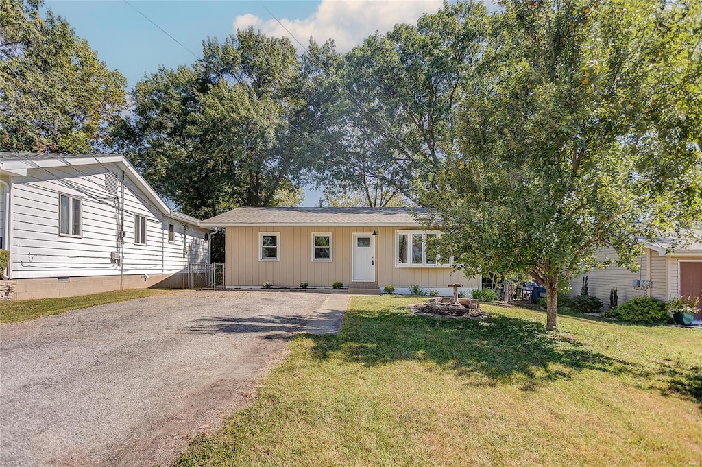 view of front of house featuring a front lawn