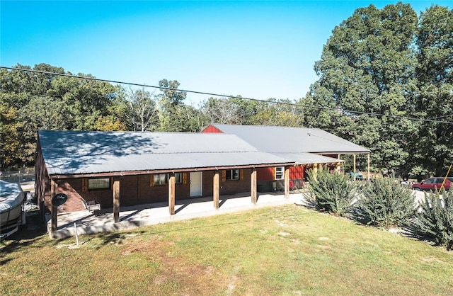 back of house featuring a lawn