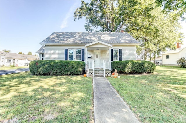 bungalow featuring a front lawn