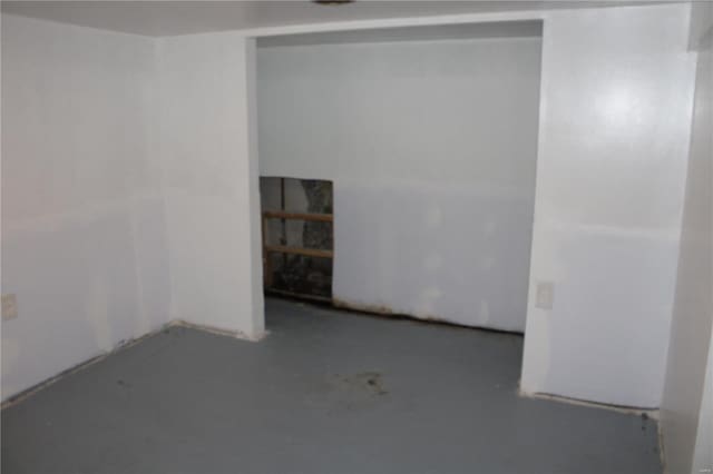 spare room featuring concrete flooring