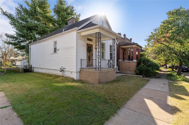 view of front facade with a porch and a front lawn