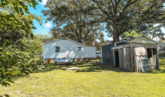 view of yard with a storage shed