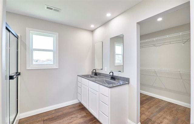 full bathroom with a sink, visible vents, and a healthy amount of sunlight