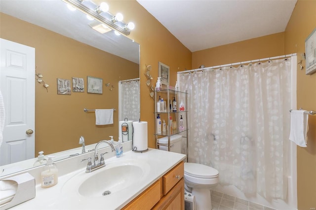 bathroom featuring a shower with curtain, vanity, and toilet