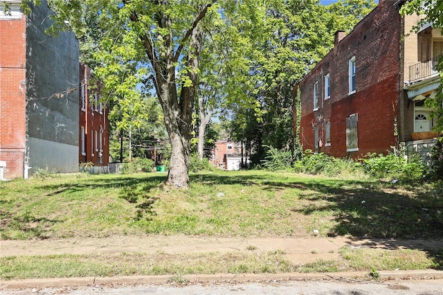 view of yard with a balcony