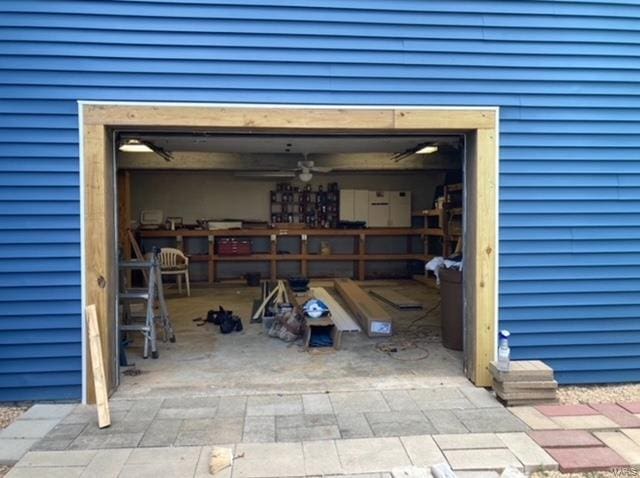 garage featuring ceiling fan