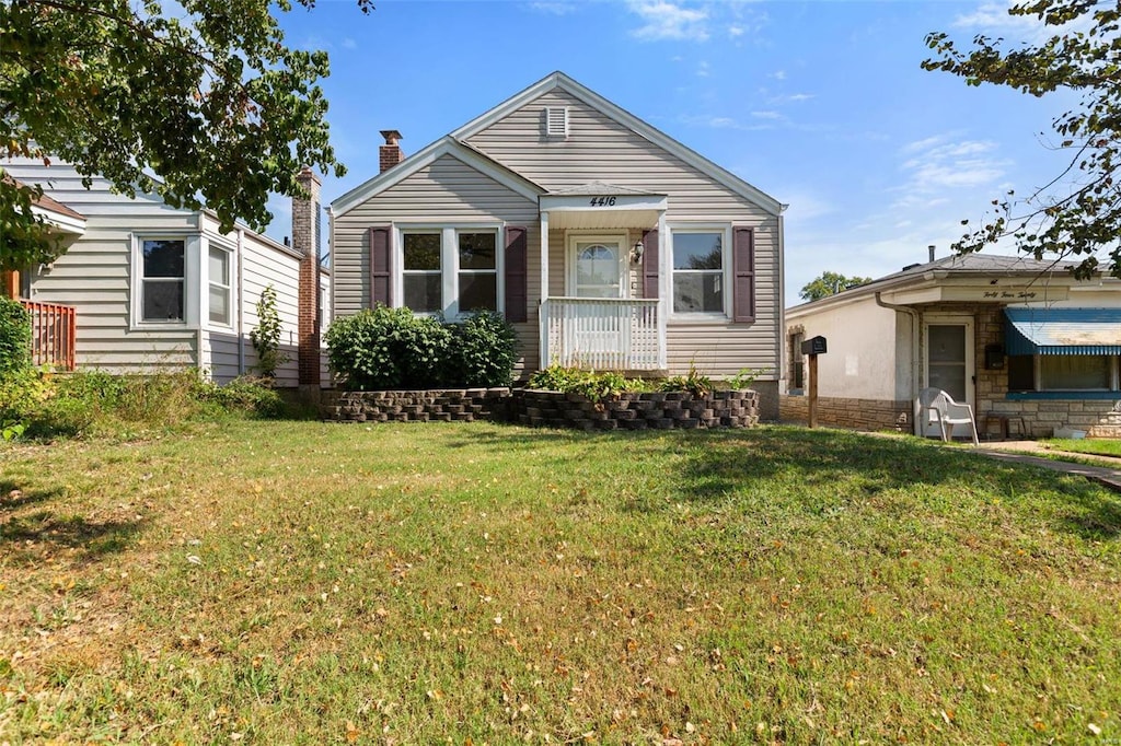 view of front facade with a front yard