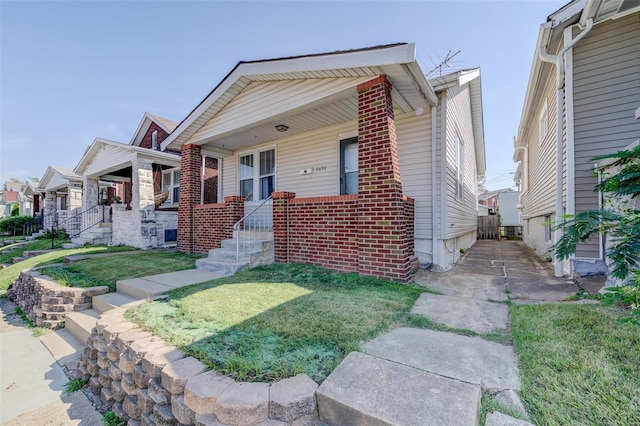 view of front of property featuring a porch and a front yard