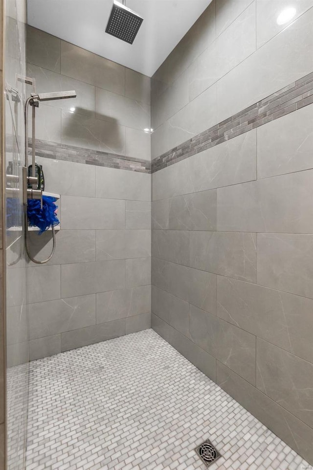 bathroom featuring tiled shower