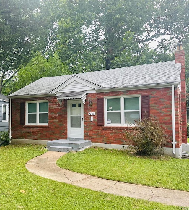 view of front facade with a front yard