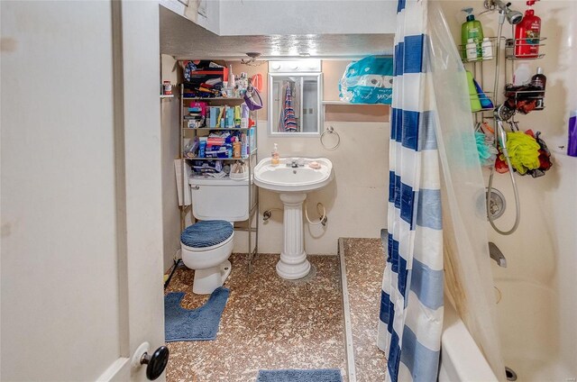 bathroom featuring toilet and shower / bath combo with shower curtain