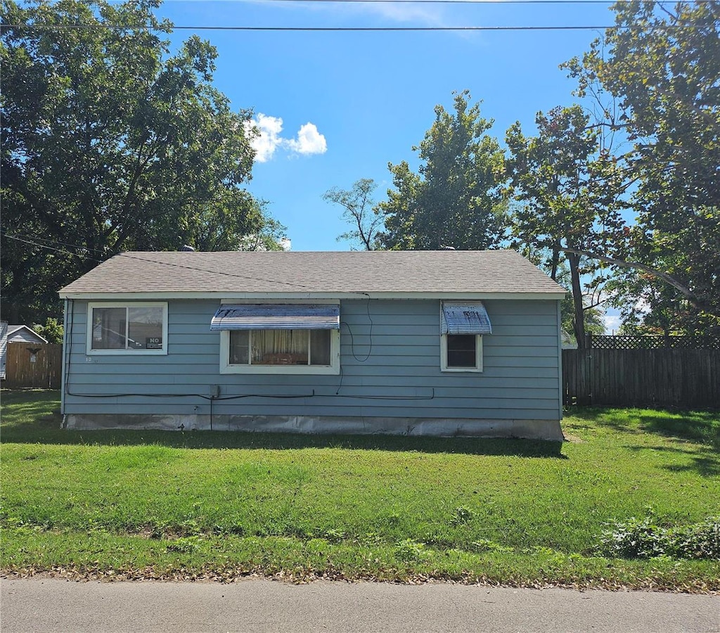 view of front facade with a front lawn