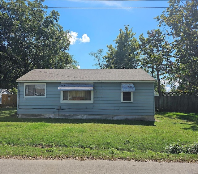 view of front facade with a front lawn