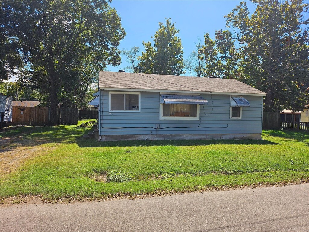 view of front facade featuring a front lawn