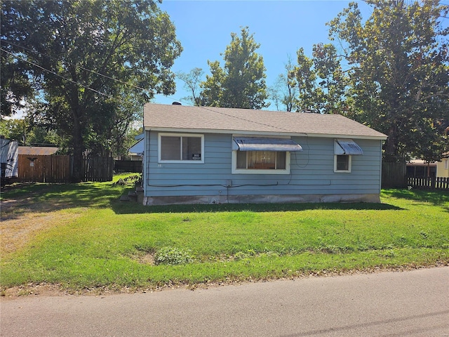 view of front facade featuring a front lawn