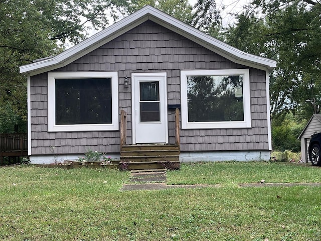 bungalow featuring a front lawn