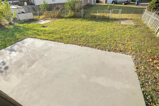 view of yard featuring a patio