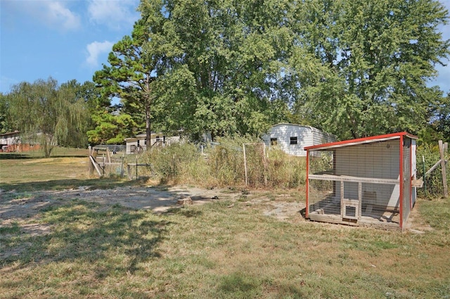 view of yard featuring an outdoor structure