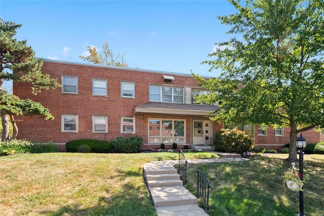 view of front facade with a front yard