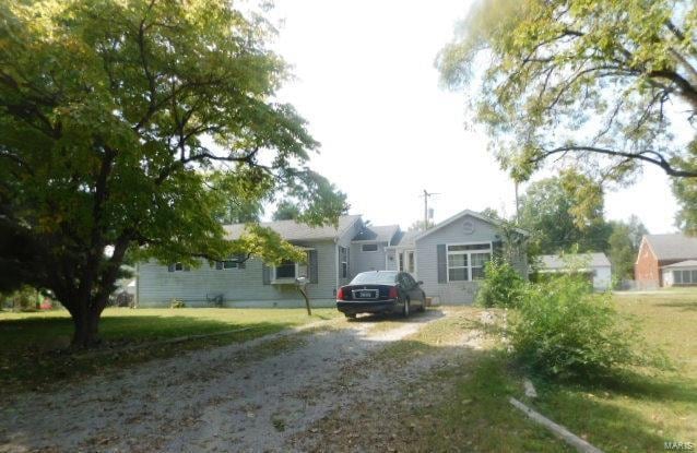 ranch-style home featuring a front lawn