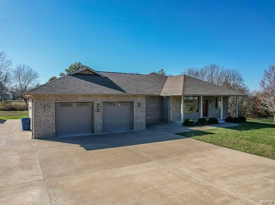 view of front of home featuring a front yard and a garage