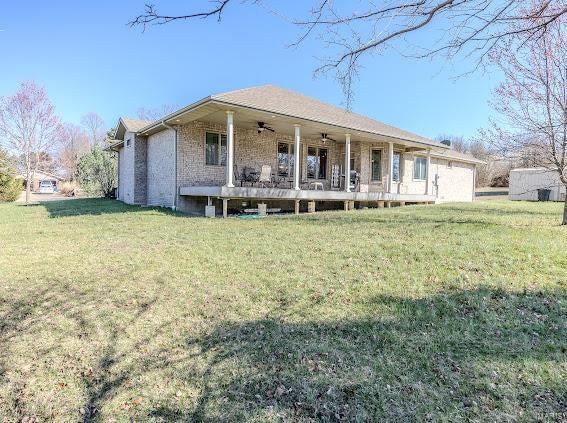 view of front of property with a front lawn and ceiling fan