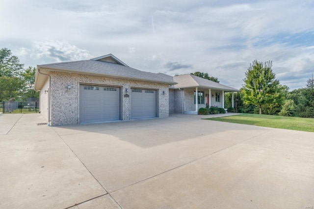 view of front of property featuring a front yard and a garage