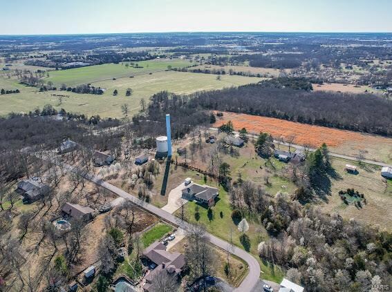 birds eye view of property featuring a rural view